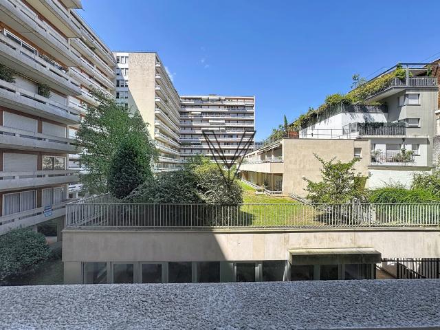 Superbe Studio avec grand balcon et parking