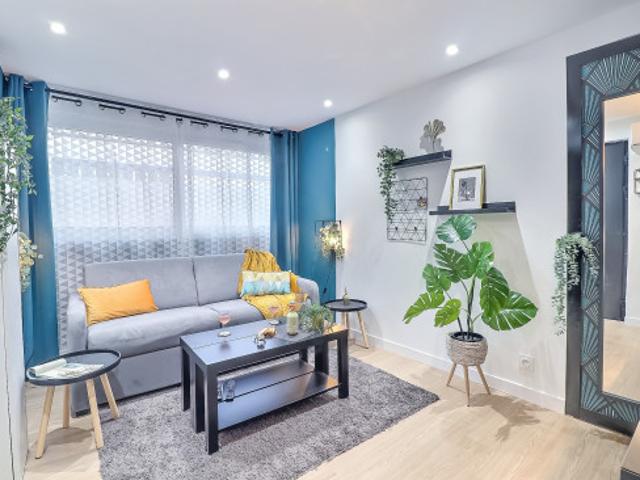 Superbe STUDIO NEUF  En plein cœur de Nîmes