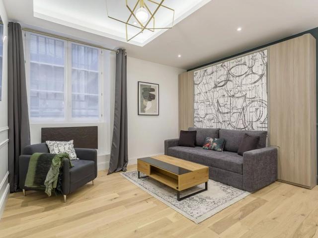 Superbe studio refait à neuf secteur Opéra Croix Paquet