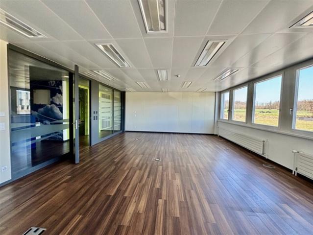 Superbe surface de bureau 1500 m2 divisibles dans très bel environnement très accessible CFF + Autoroute