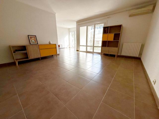Superbe T4 traversant avec piscine, tennis, parking et cave secteur route de sauve