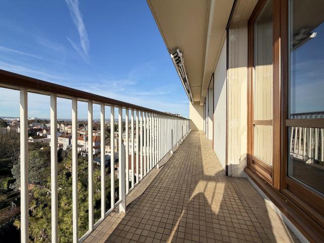 Superbe T6 avec deux balcons, garage et cave