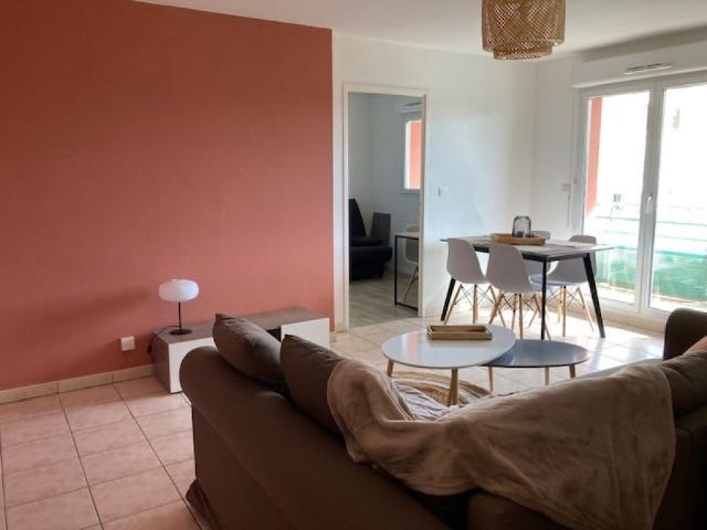 SUPERBE T2 BIS EN RESIDENCE SECURISEE AVEC GRAND BALCON ET PARKING