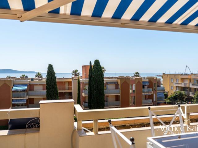 Superbe T2 rénové terrasse vue mer dernier étage à 100 m de