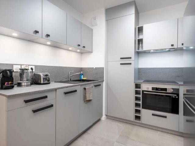 Superbe T3 neuf de 71 m2 idéalement situé entièrement équipé meublé. Disponible: Février 2025