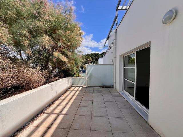 Superbe T3 de 61 m2 avec terrasse de 17 m2, ascenseur et parking à Larmor Plage
