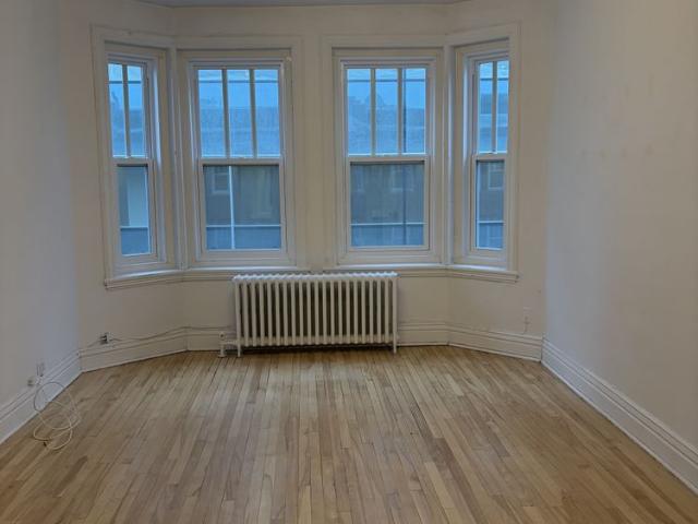Superbe très grand 5 1/2, 3e étage, semi meublé, LIBRE