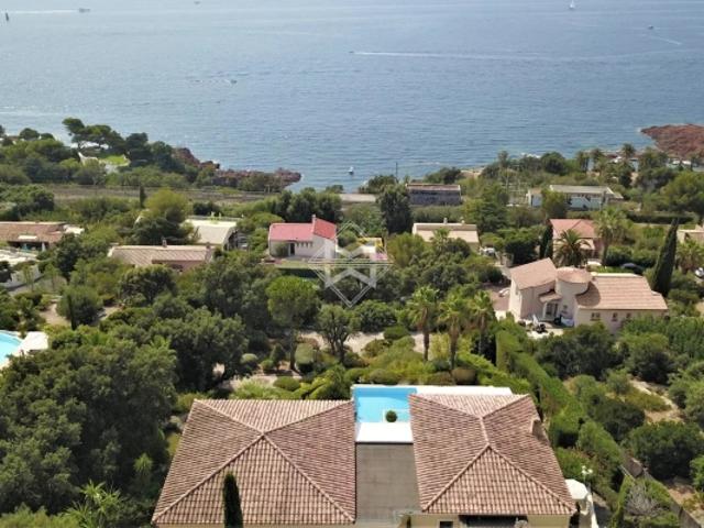 Superbe vue mer pour cette villa d'inspiration néo provençale