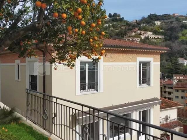 SUPERBE VILLA MODERNE AVEC PISCINE ET VUE MER A MENTON
