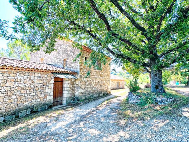 SUPERBE VILLA AU CALME ET A LA VUE IMPRENABLE SUR LE CHÂTEAU DE CERESTE EN LUBERON SUR 7380M2 DE TERRAIN AVEC PISCINE