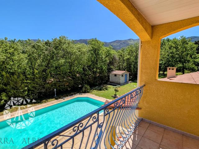 Superbe villa avec grande piscine couverte et vaste terrain. 220m² Villelongue dels Monts