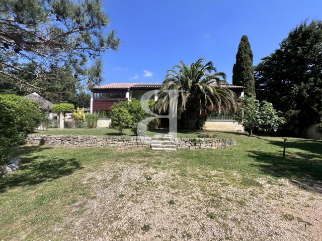 Superbe villa avec dépendances à Graveson 294m² Graveson