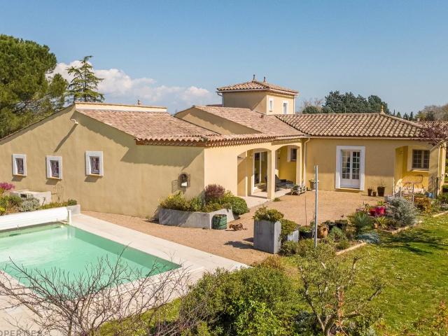 Superbe villa avec piscine chauffée et jardin paysager, proche du centre