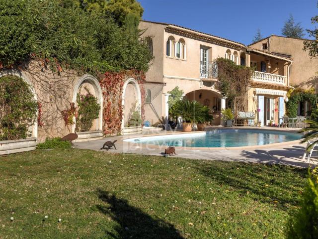 Superbe villa avec piscine et vue imprenable sur collines 230m² Auribeau sur Siagne