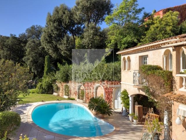 Superbe villa avec piscine et vue imprenable sur collines