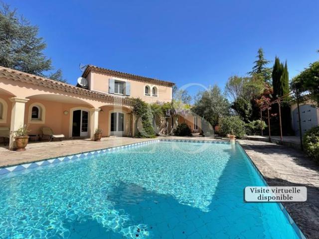 Superbe villa avec piscine et jardin paysager à Saint Romain