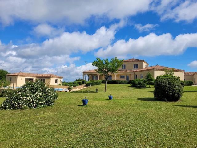 Superbe villa avec piscine, garage et dépendances sur un terrain de plus de 5600 m², à 10 minutes de Cahors