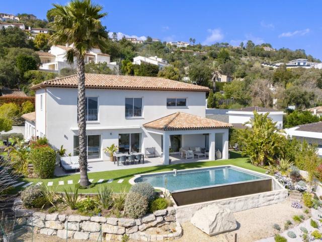Superbe villa avec vue panoramique sur le massif de l’Estére. 237m² Mandelieu La Napoule