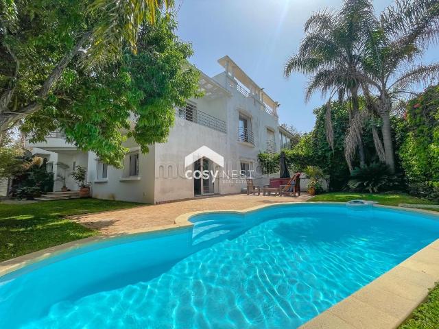 Superbe villa à louer à Ain Diab. Superficie 500 m². Système de parabole et salon marocain