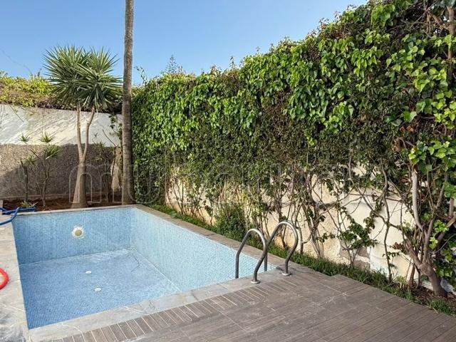 Superbe villa à louer à Ain Diab. Surface totale 460 m². Porte sécurisée et chauffage central
