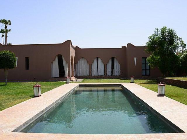 Superbe villa à louer à l’entrée de Taroudant. 7 grandes pièces dont 3 suites. Le tout bien meublé et équipé