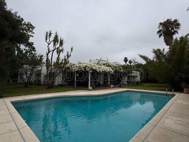 Superbe villa à louer à Souissi. Surface de 2000 m². Double vitrage et chauffage central