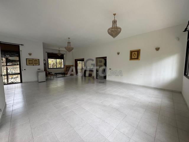 Superbe villa à vendre à Souissi de 2 façades
