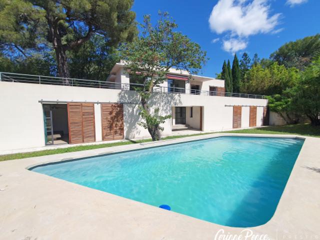 Superbe Villa contemporaine avec piscine proposée par Corinn