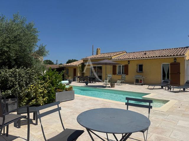 SUPERBE VILLA DE PLAIN PIED, AU CALME, PISCINE,PROCHE COMMODITÉS
