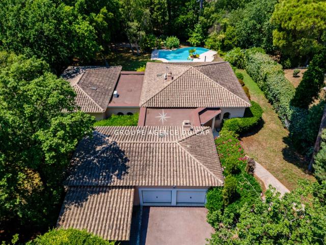 Superbe villa de plain pied avec 5 chambres, piscine et doub. 230m² Saint Raphaël