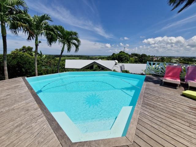 VUE MER Superbe villa de standing + T3 piscine à débordement sur 1000 m² à BAIE MAHAULT 971