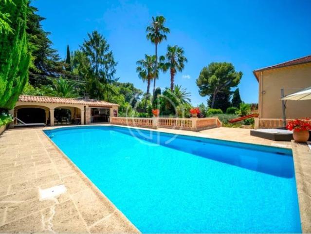 SUPERBE VILLA D'ÉPOQUE SECTEUR ULTRA RÉSIDENTIEL !