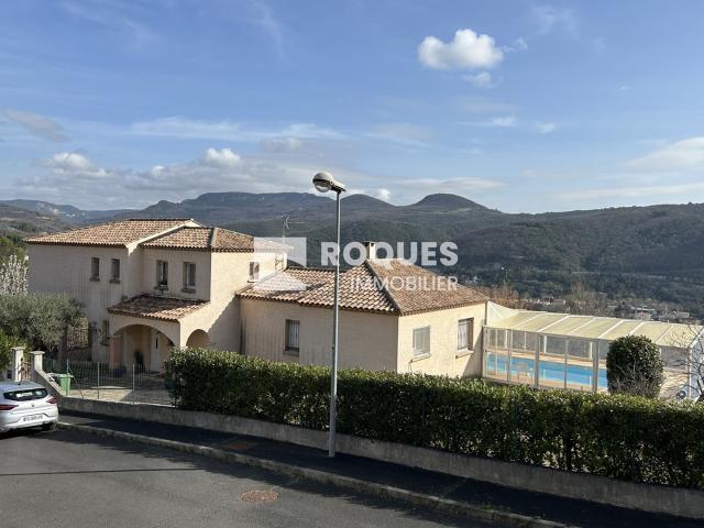 Superbe villa F5, 160 m2 habitables sur 1262 m2 de terrain, vue sur la ville, avec piscine couverte