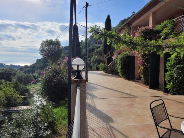 Superbe villa familiale avec vue sur la mer à Saint Clair. 220m² Le Lavandou