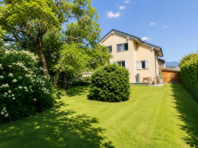 Superbe villa individuelle de 2 logements et disponible aménagé en grand studio, à proximité immédiate du centre d'Yverdon, avec spacieux jardin richement arboré et fleuri