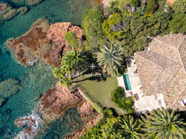 SUPERBE VILLA PIEDS DANS L' EAU AVEC ACCES PRIVE A LA PLAGE