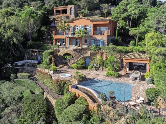 SUPERBE VILLA PIEDS DANS L'EAU