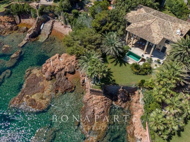 Superbe villa pieds dans l'eau avec accès direct a la mer 250m² Saint Raphaël