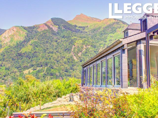 SUPERBE VILLA PROCHE LARUNS + JARDIN D'HIVER & 4 CHAMBRES + SKI À 15MN + VUE IMPRENABLE SUR LES MONTAGNES.