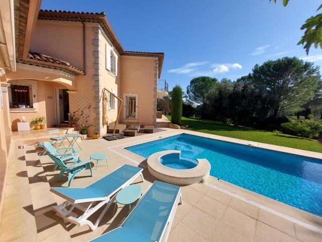 Superbe villa provençale 6 pièces 210m² La Motte