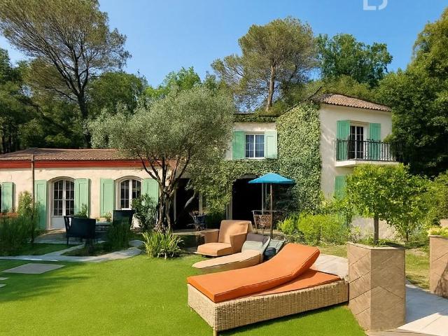 Superbe villa provençale avec vue mer et piscine dans un qua. 259m² Roquefort les Pins