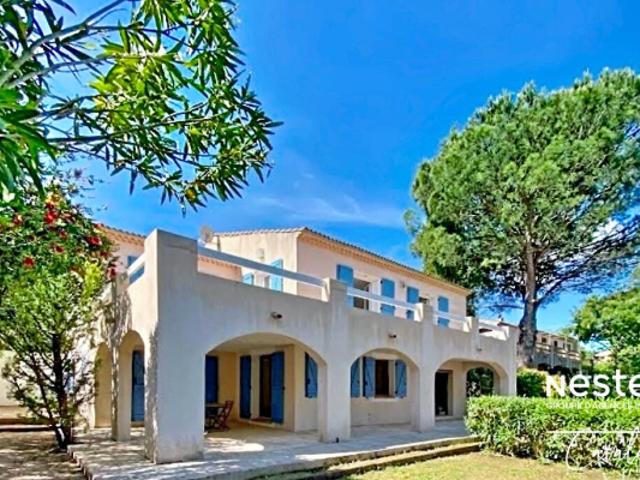 Superbe villa provençale d'environ 200 m² au sud de Cogolin sur un terrain piscinable et arboré