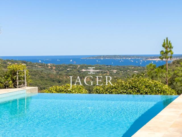 Superbe villa rénovée avec Vue panoramique mer et collines. 330m² Grimaud