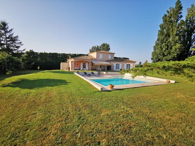 Superbe Villa T6 Au Calme Avec Piscine Et Garage Entre Sauve. 152m² Pujaut