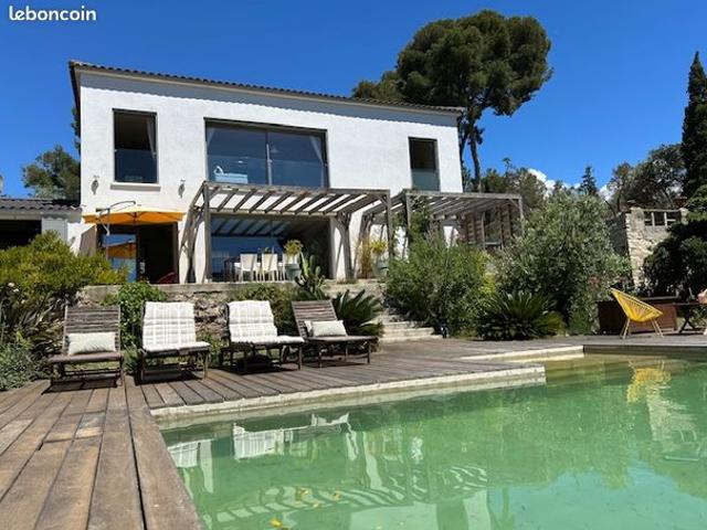 Superbe villa T 6 contemporaine, avec piscine, à deux pas des calanques