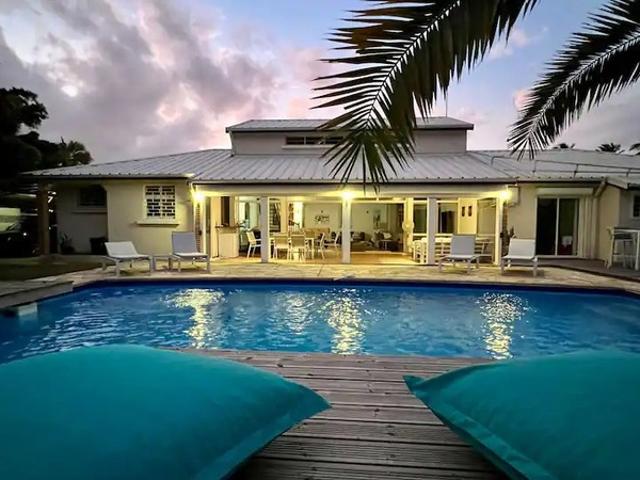 Superbe villa VUE MER ELOIGNÉE PLAGE A PIED piscine jacuzzi sur plus de 1900 m² de terrain à LE GOSIER 971