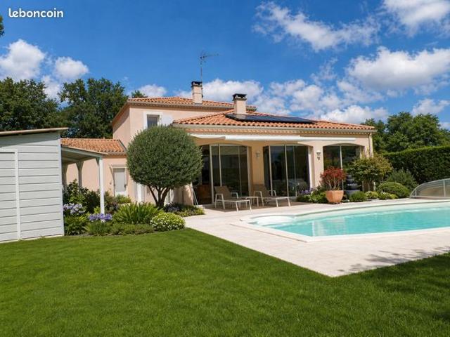 SUPERBE VILLA, 4/5 chambres, double gge, jdin, piscine, comodités + nature. Réf 676