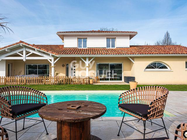 Superbe villa, 5 chambres, garage et piscine