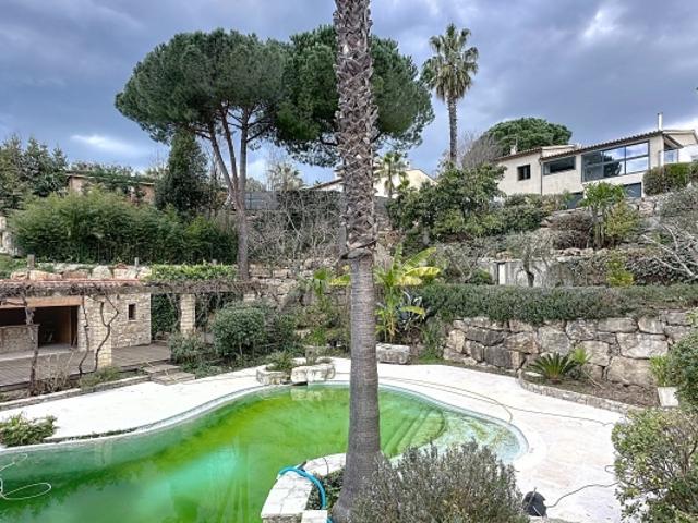 SUPERBE VILLA 5P TERRAIN 2500 M²