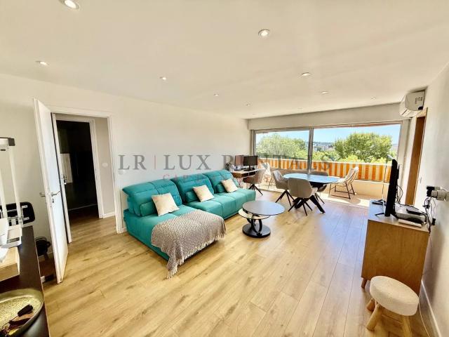 Superbe 2 pièces rénové avec vue mer, piscine, résidence fer. 48m² Antibes